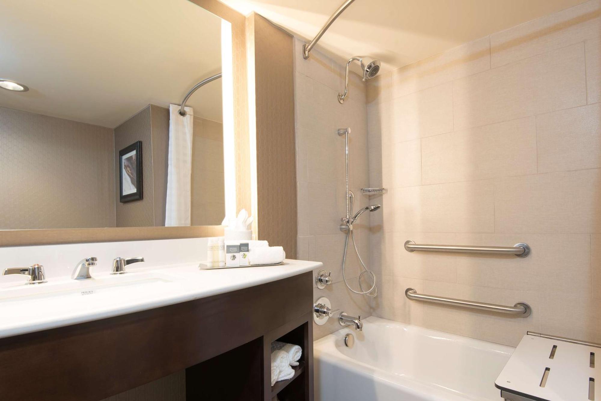 Hotel Doubletree By Hilton Schenectady Exterior foto